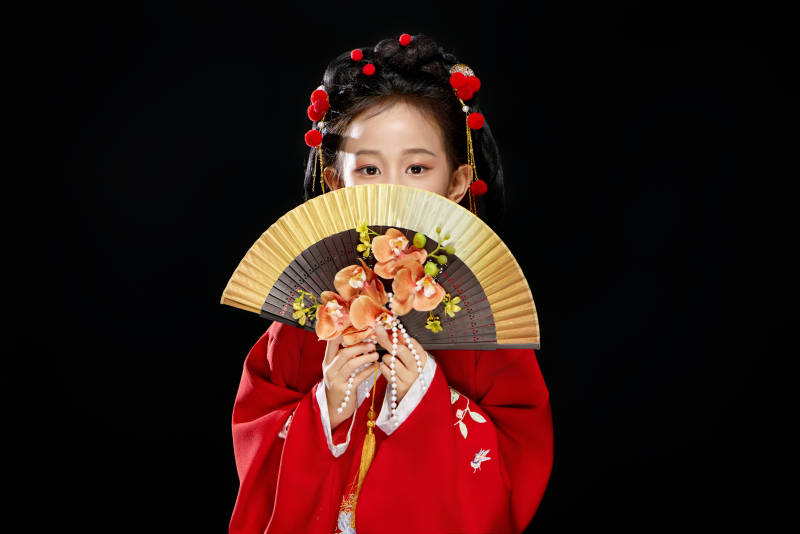 黑色背景下穿着中国明制汉服的中国女童图片