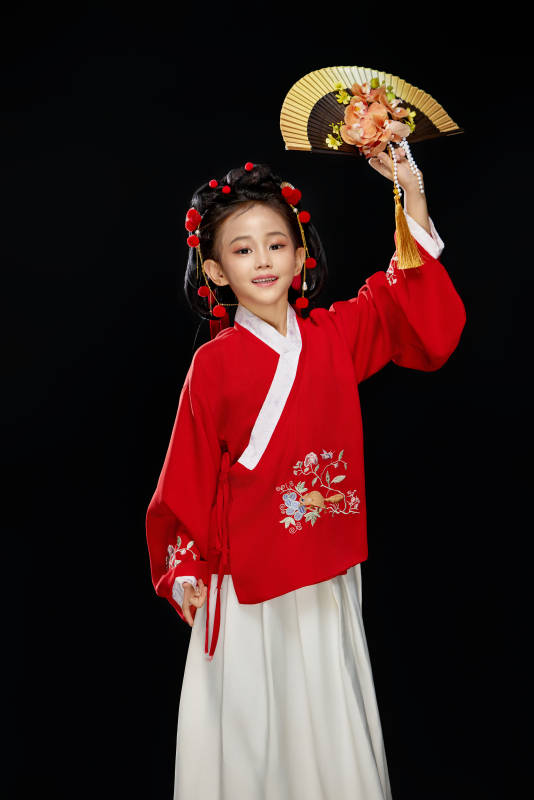 黑色背景下穿着中国明制汉服的中国女童图片