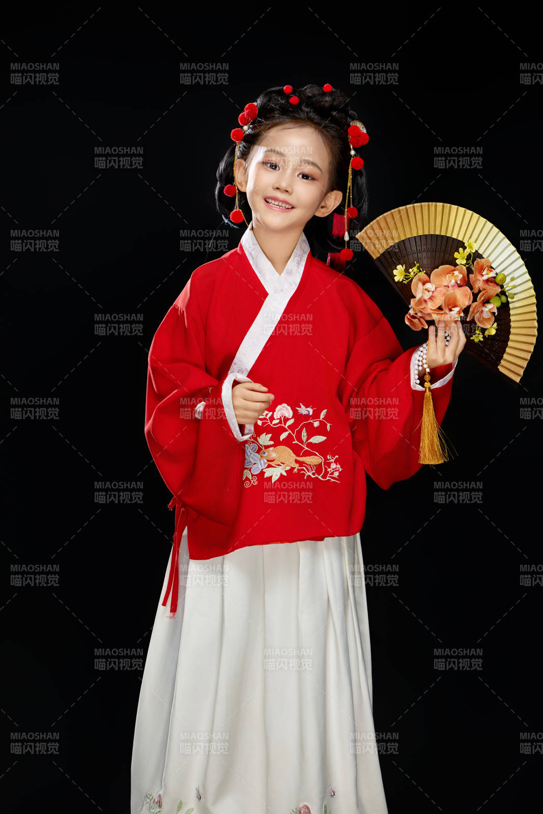 黑色背景下穿着中国明制汉服的中国女童图片