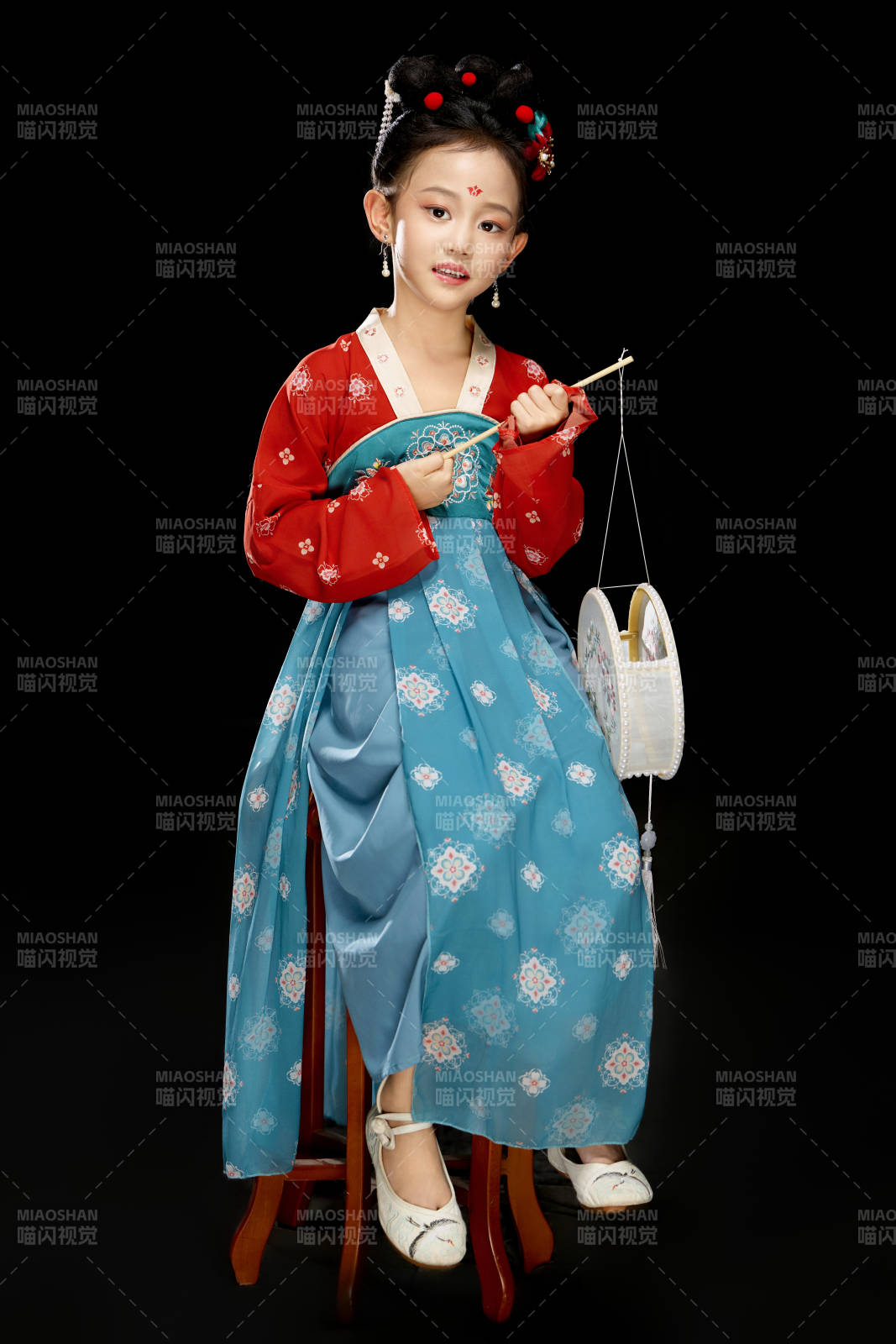 黑色背景下汉服装扮的中国女童图片