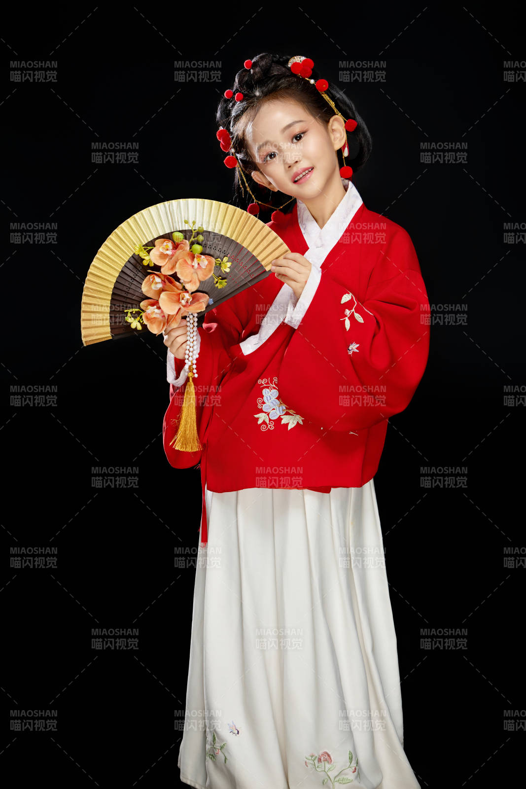 黑色背景下穿着中国明制汉服的中国女童图片