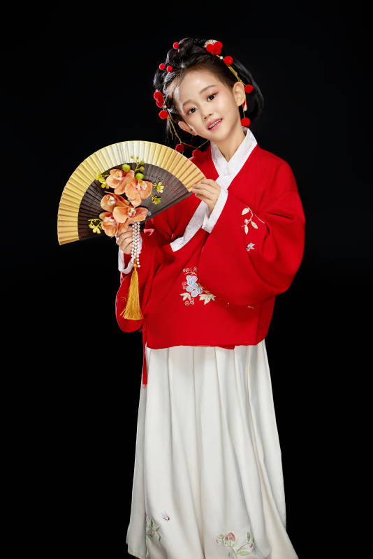 黑色背景下穿着中国明制汉服的中国女童图片