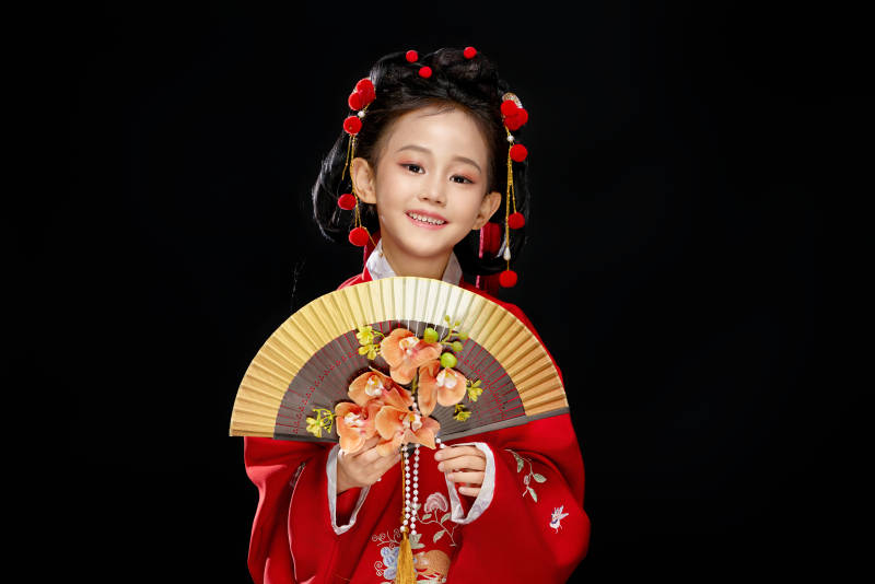 黑色背景下穿着中国明制汉服的中国女童图片