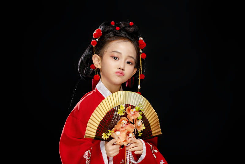 黑色背景下穿着中国明制汉服的中国女童图片