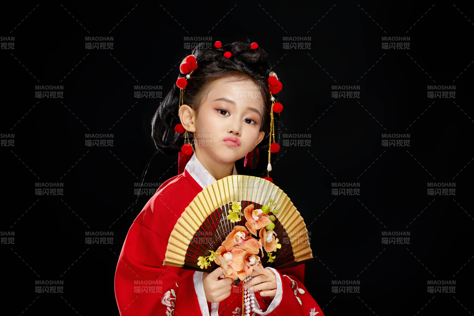 黑色背景下穿着中国明制汉服的中国女童图片