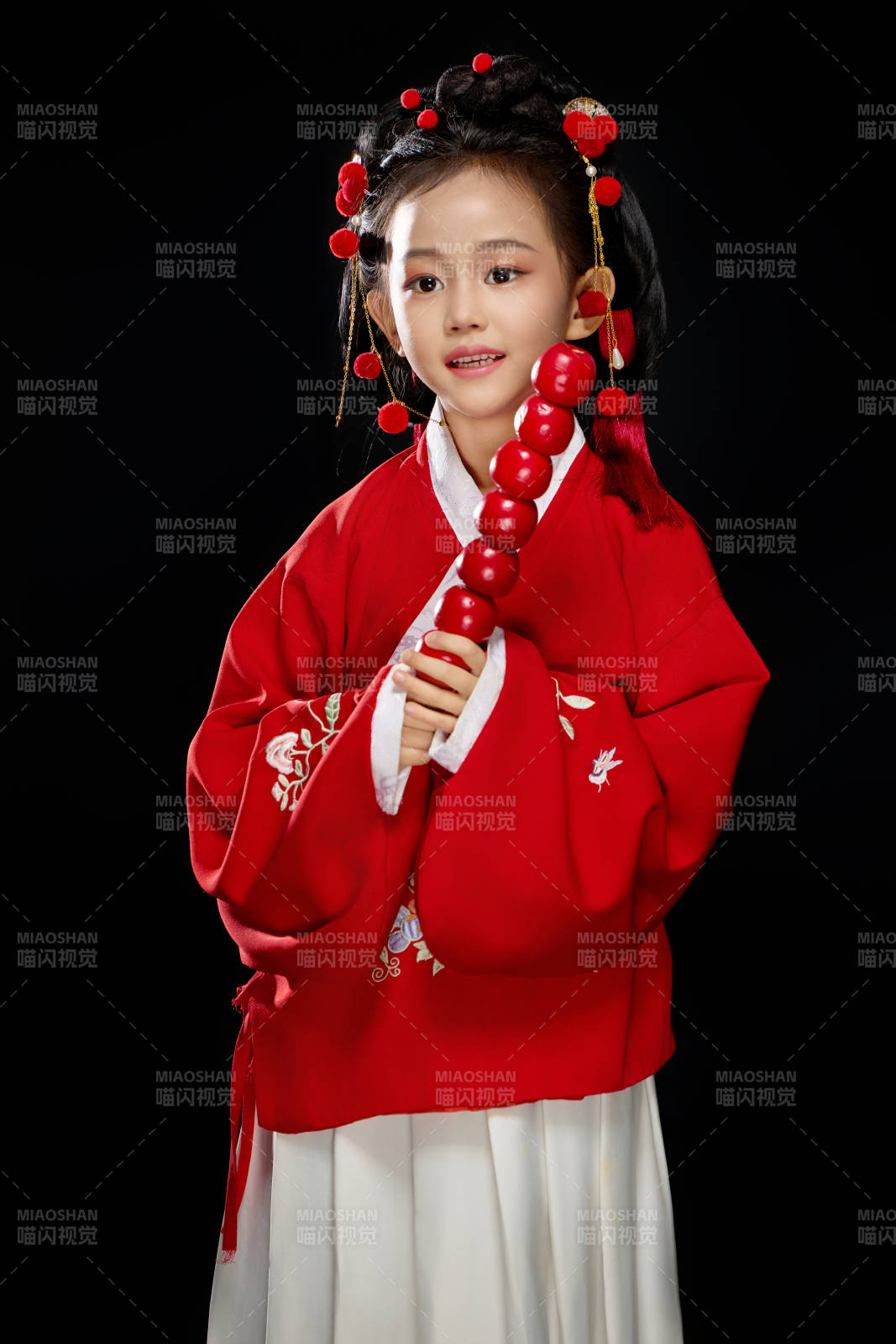 黑色背景下穿着中国明制汉服的中国女童图片