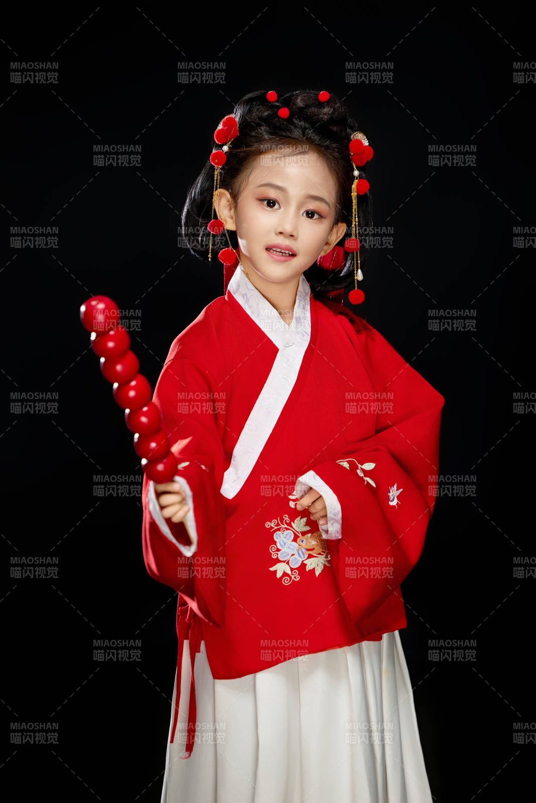 黑色背景下穿着中国明制汉服的中国女童图片