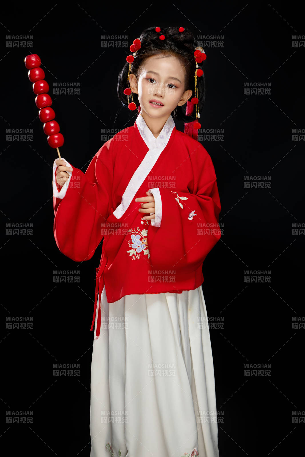 黑色背景下穿着中国明制汉服的中国女童图片