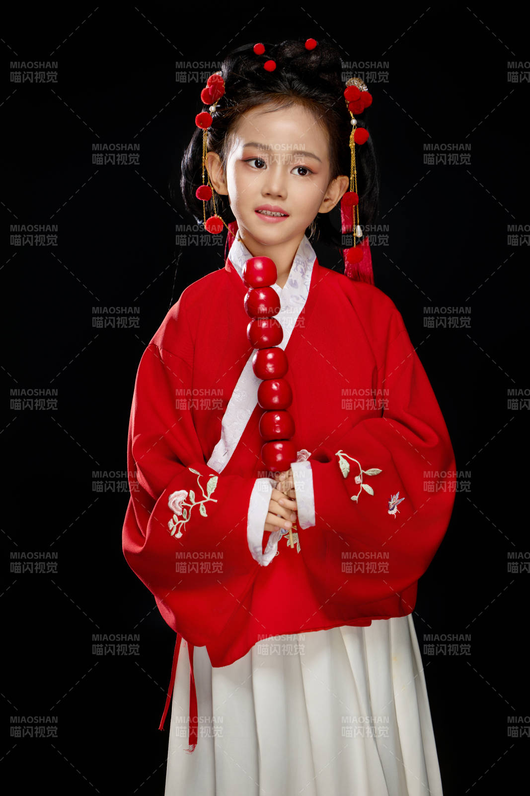 黑色背景下穿着中国明制汉服的中国女童图片