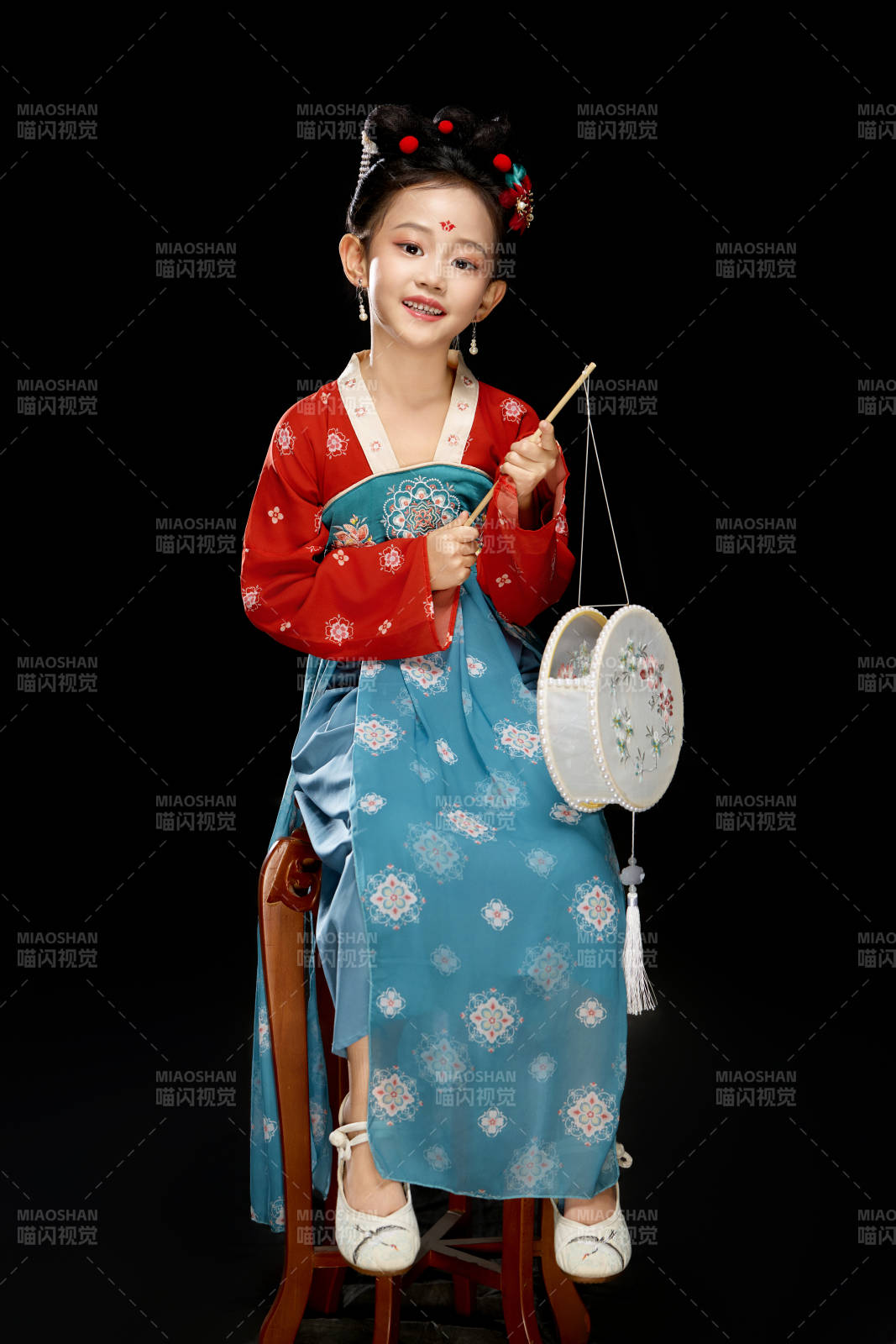 黑色背景下汉服装扮的中国女童图片