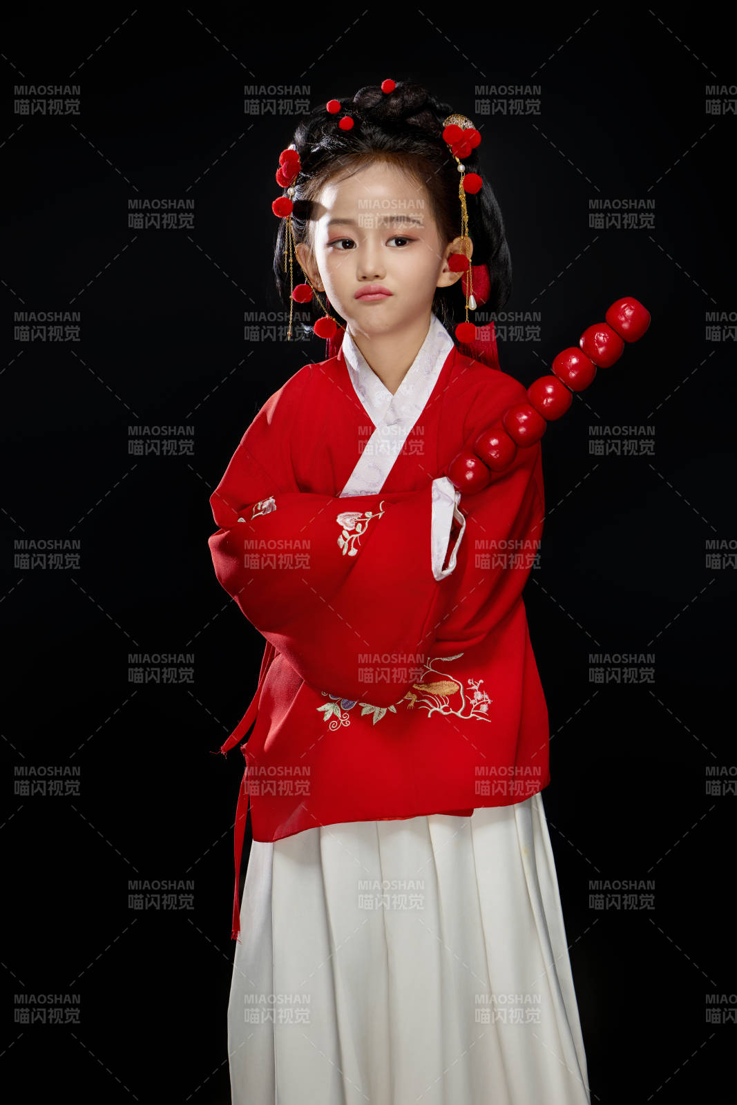 黑色背景下穿着中国明制汉服的中国女童图片