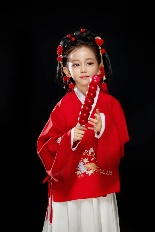 黑色背景下穿着中国明制汉服的中国女童图片