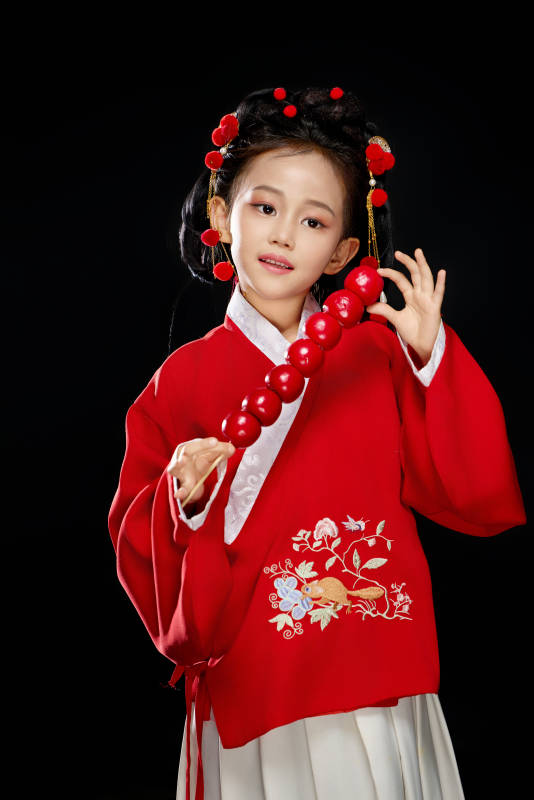 黑色背景下穿着中国明制汉服的中国女童图片