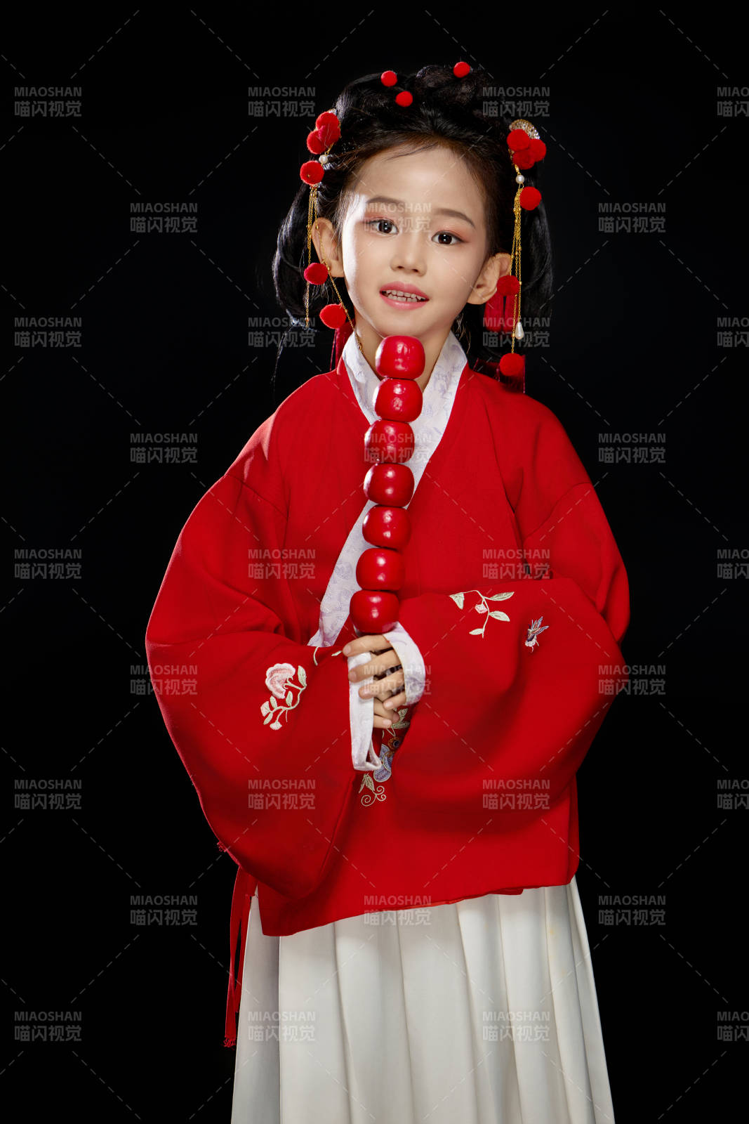 黑色背景下穿着中国明制汉服的中国女童图片