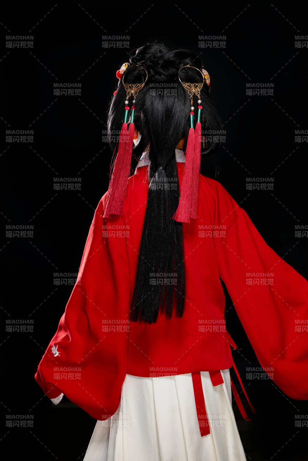 黑色背景下穿着中国明制汉服的中国女童图片