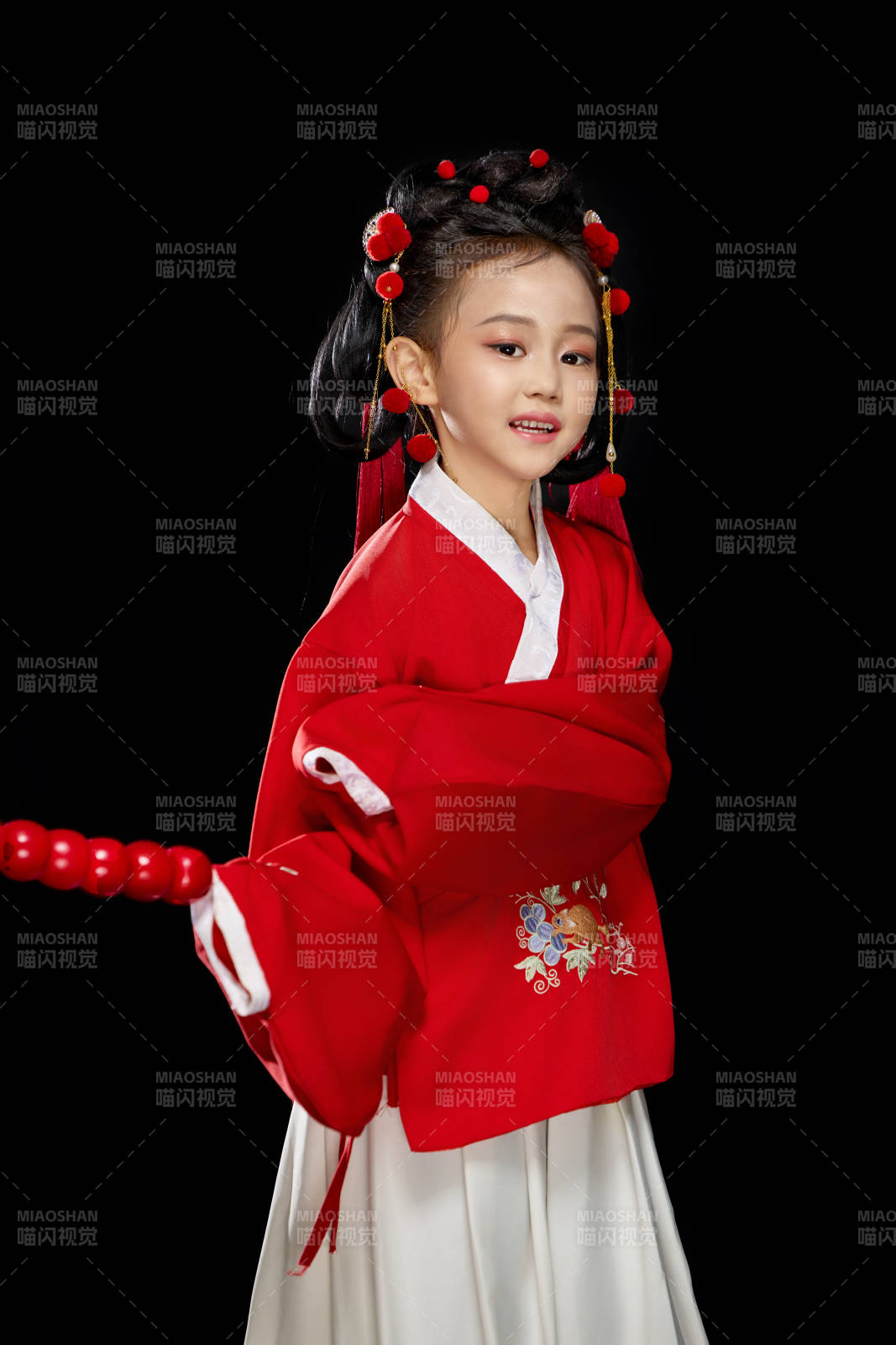 黑色背景下穿着中国明制汉服的中国女童图片