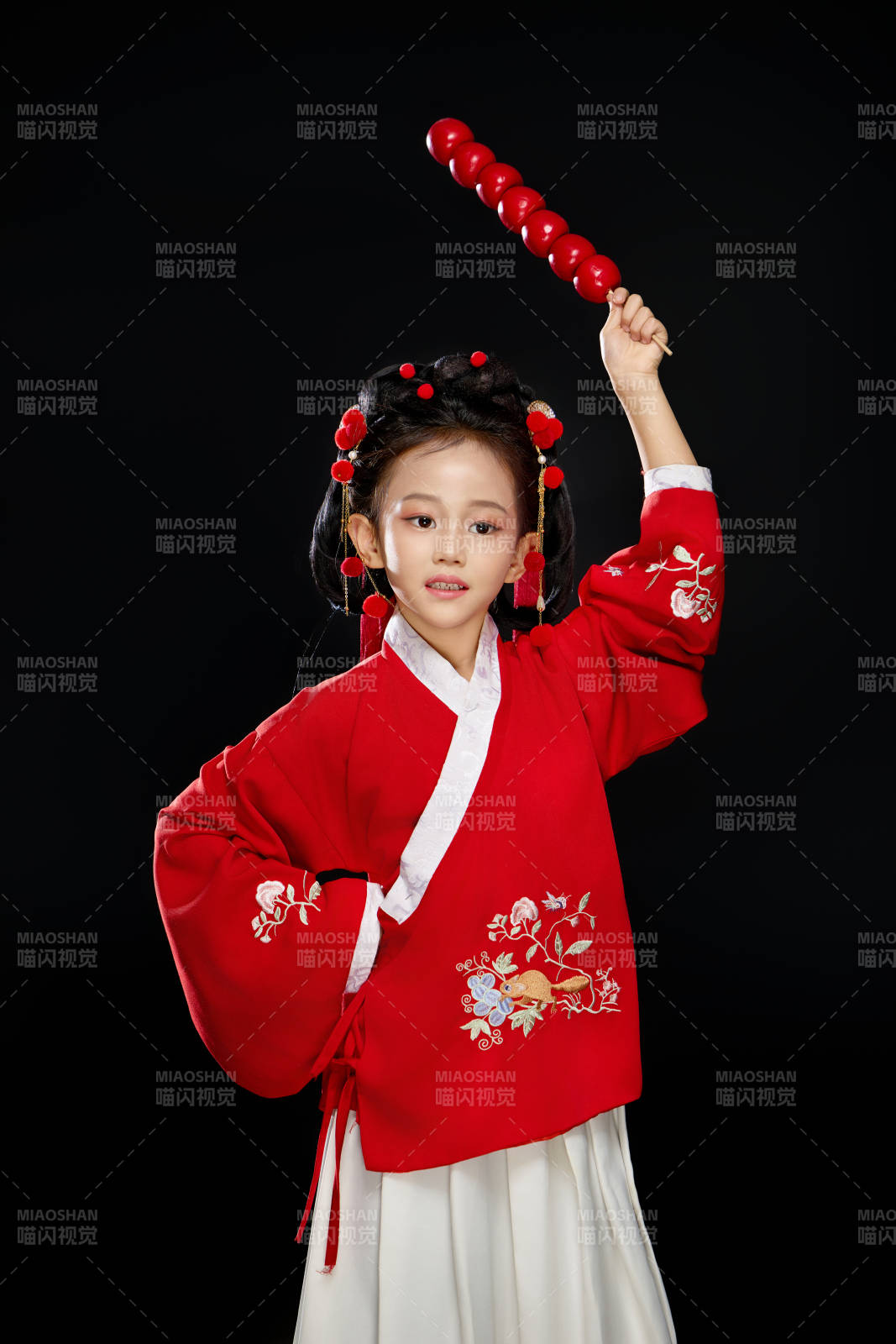 黑色背景下穿着中国明制汉服的中国女童图片