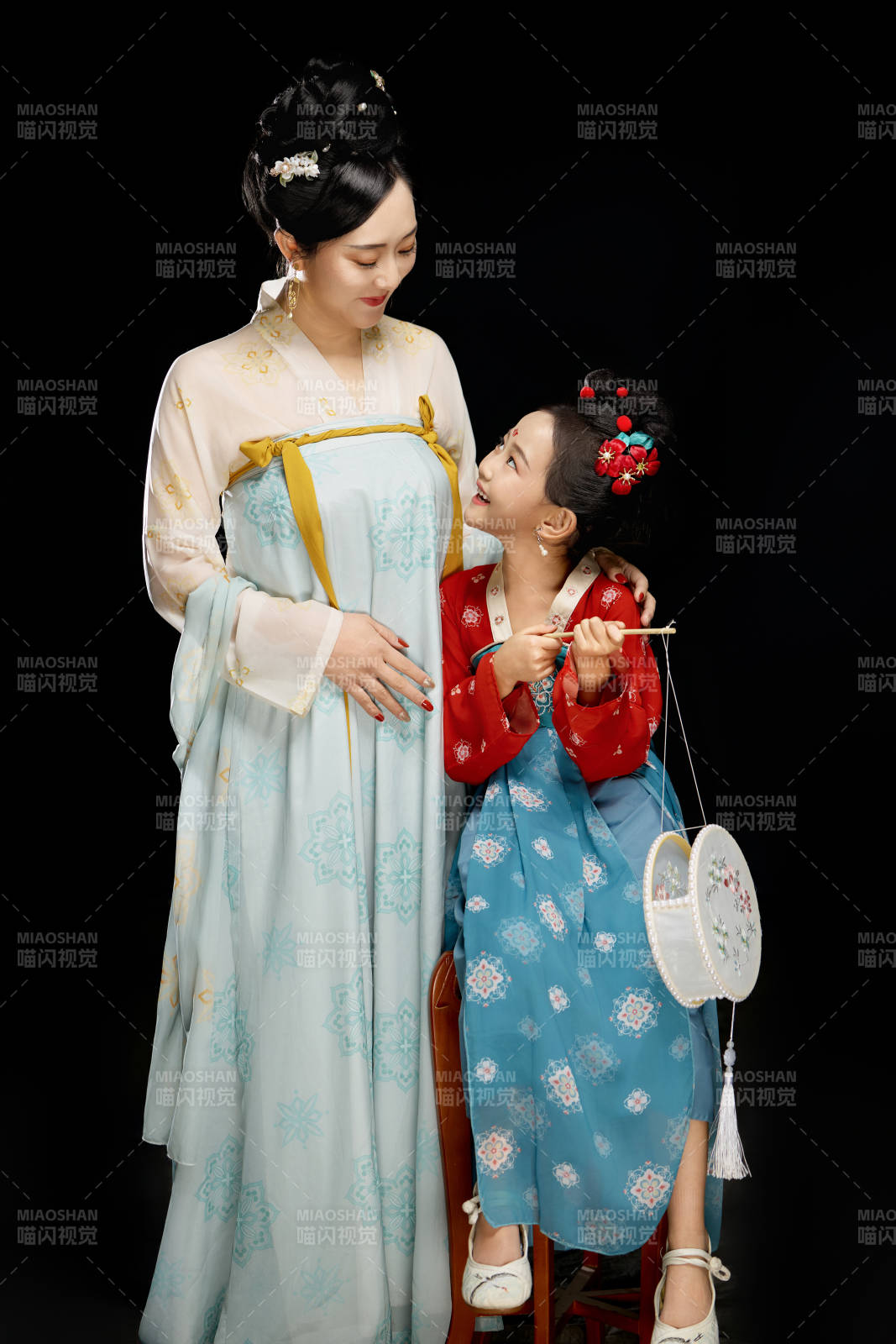 黑色背景下汉服装扮的中国母女亲子人像图片
