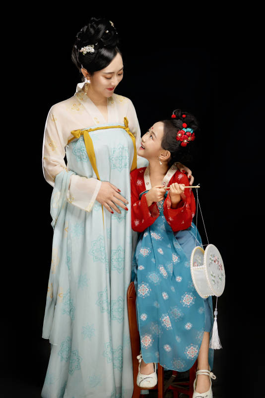 黑色背景下汉服装扮的中国母女亲子人像图片