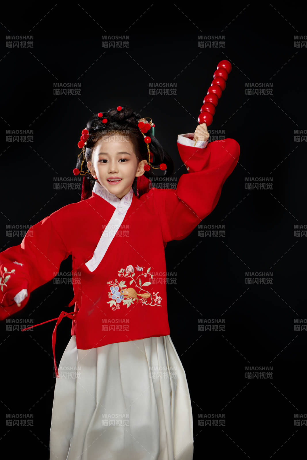 黑色背景下穿着中国明制汉服的中国女童图片