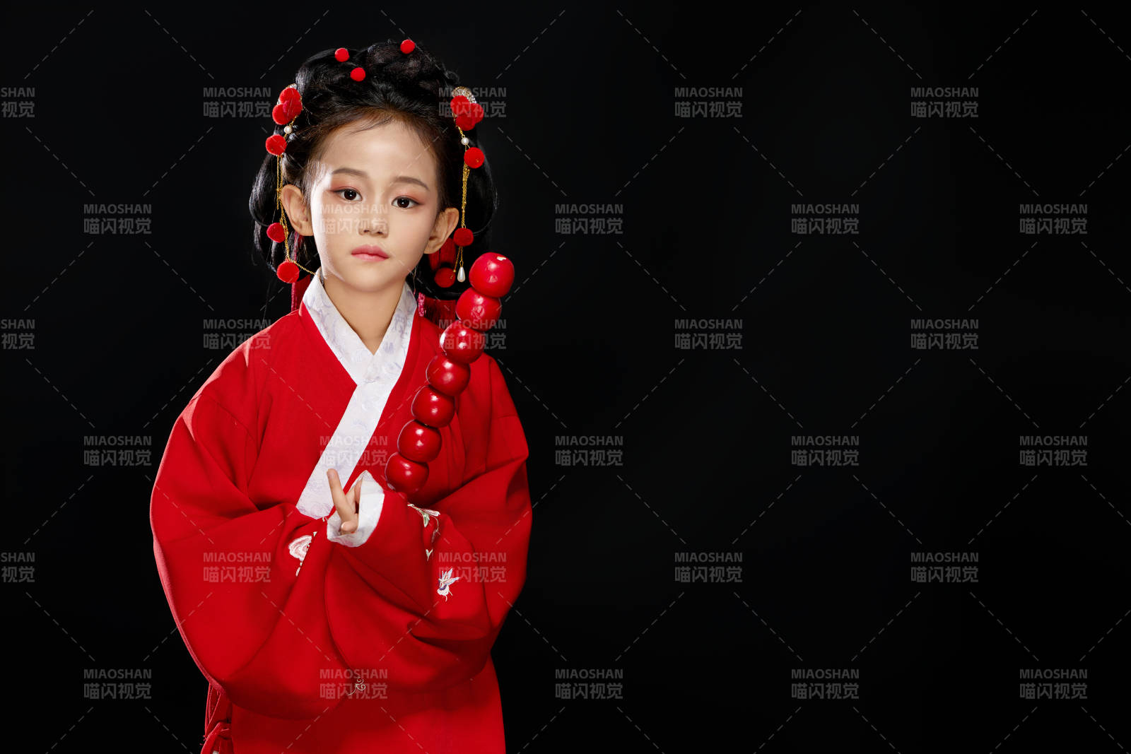 黑色背景下穿着中国明制汉服的中国女童图片