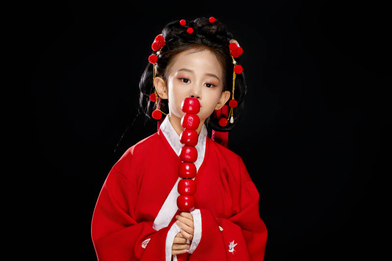 黑色背景下穿着中国明制汉服的中国女童图片