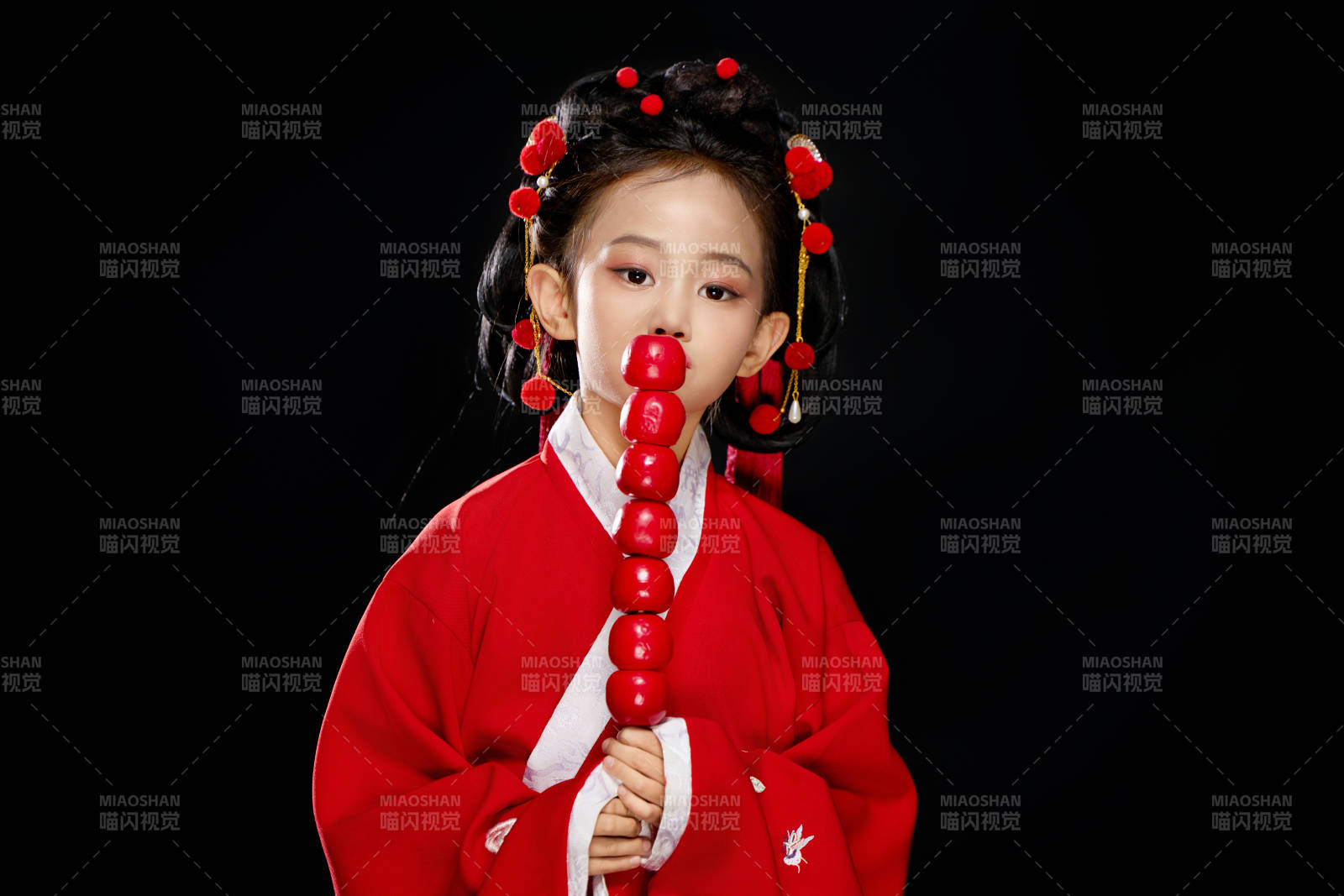 黑色背景下穿着中国明制汉服的中国女童图片