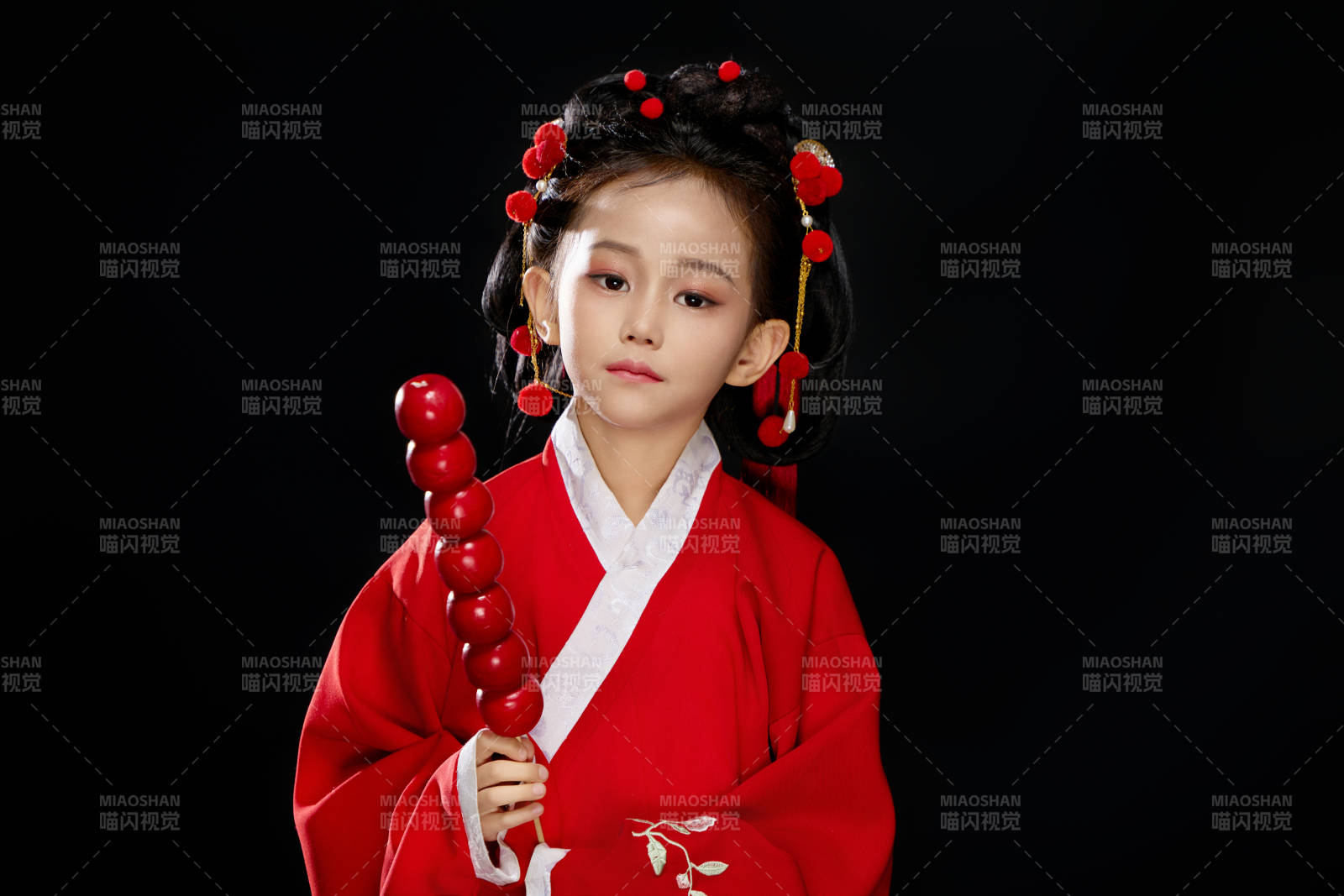 黑色背景下穿着中国明制汉服的中国女童图片