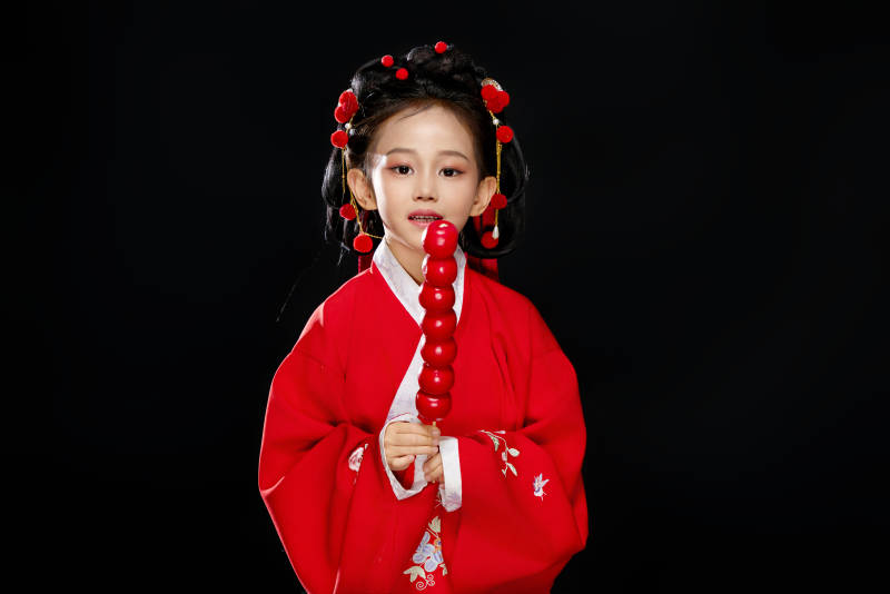 黑色背景下穿着中国明制汉服的中国女童图片