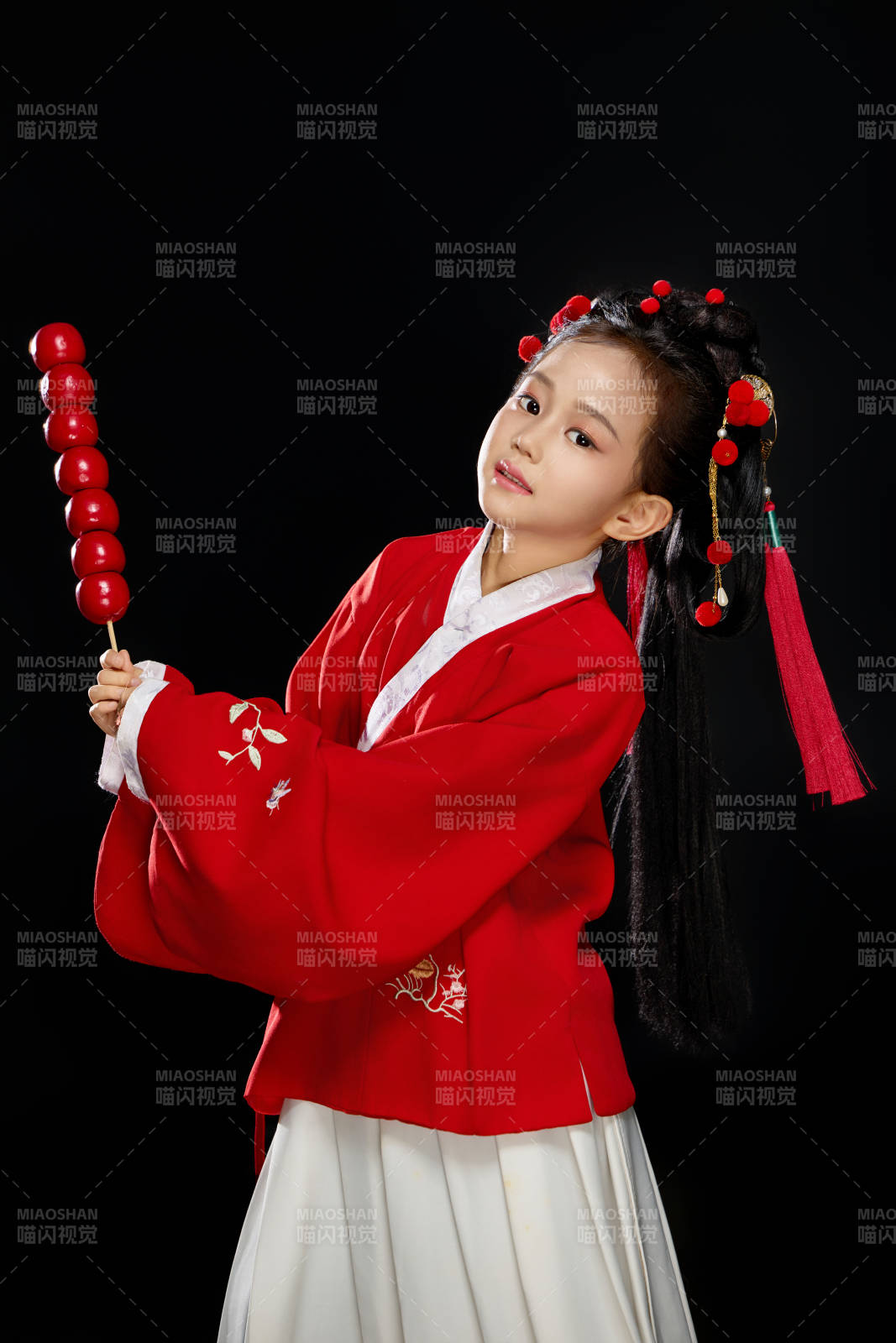 黑色背景下穿着中国明制汉服的中国女童图片