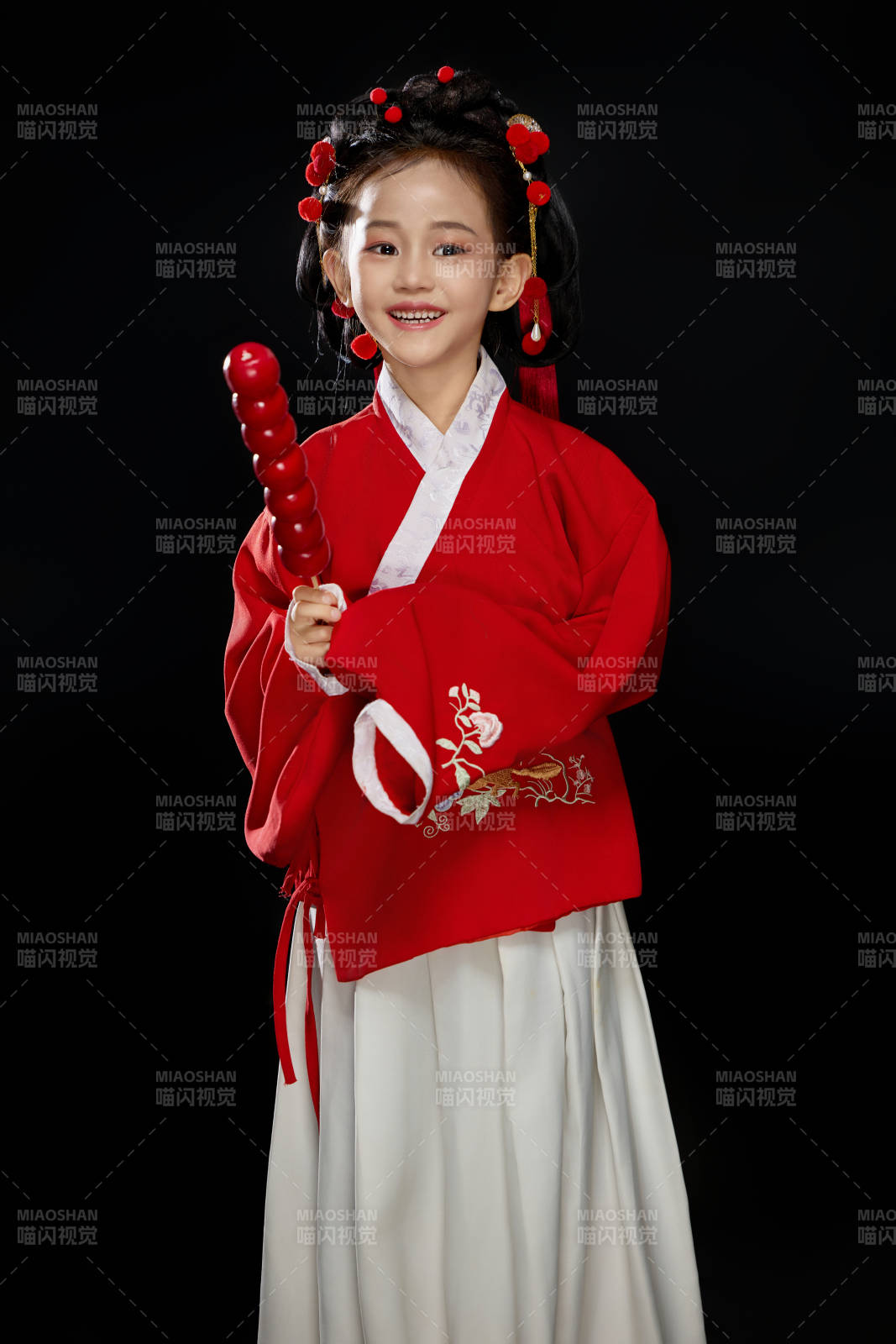 黑色背景下穿着中国明制汉服的中国女童图片