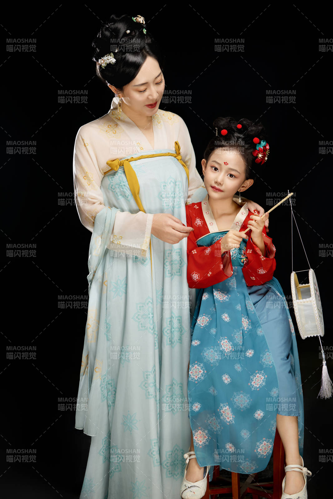 黑色背景下汉服装扮的中国母女亲子人像图片