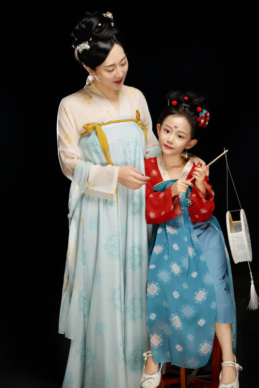 黑色背景下汉服装扮的中国母女亲子人像图片