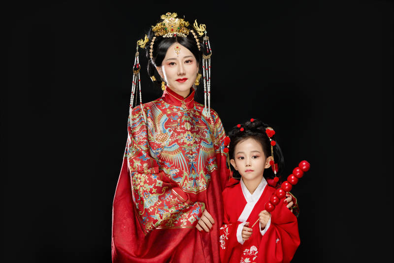 黑色背景下汉服装扮的中国母女亲子人像图片