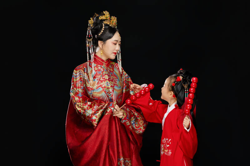 黑色背景下汉服装扮的中国母女亲子人像图片