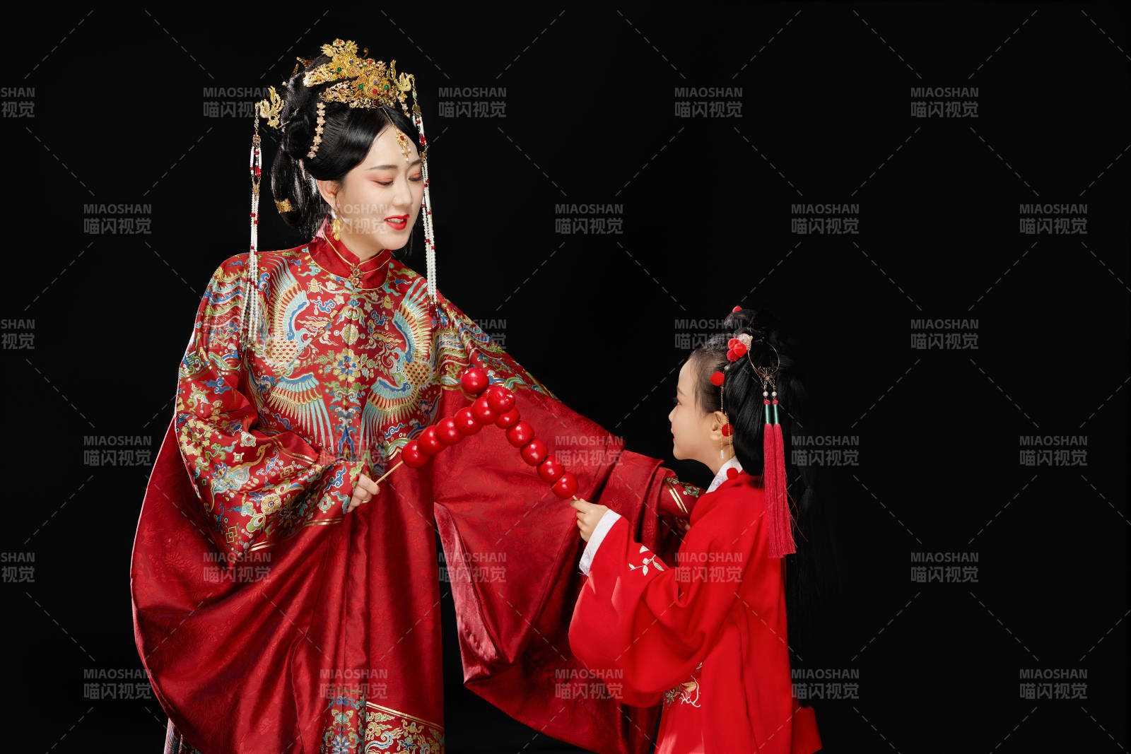 黑色背景下汉服装扮的中国母女亲子人像图片