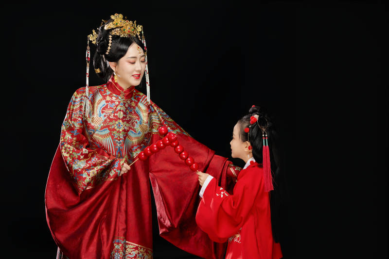 黑色背景下汉服装扮的中国母女亲子人像图片