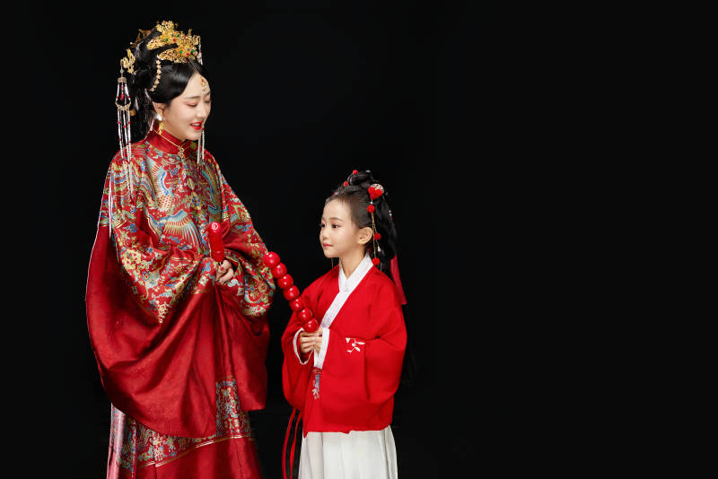 黑色背景下汉服装扮的中国母女亲子人像图片