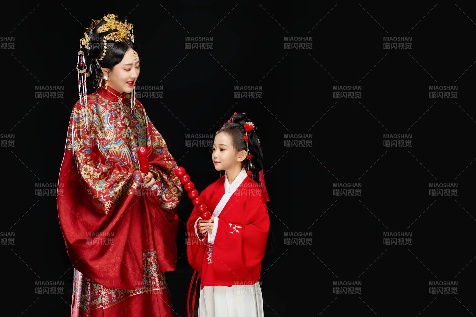 黑色背景下汉服装扮的中国母女亲子人像图片