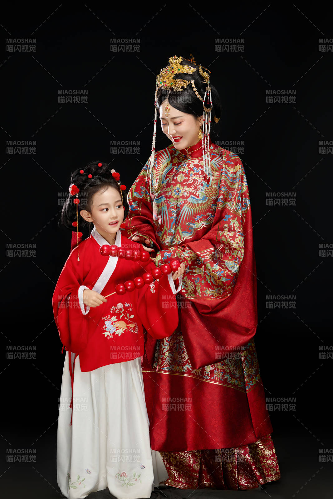 黑色背景下汉服装扮的中国母女亲子人像图片