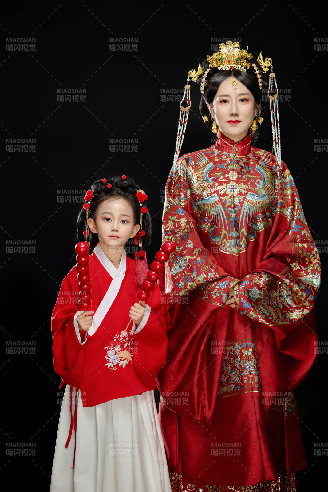 黑色背景下汉服装扮的中国母女亲子人像图片