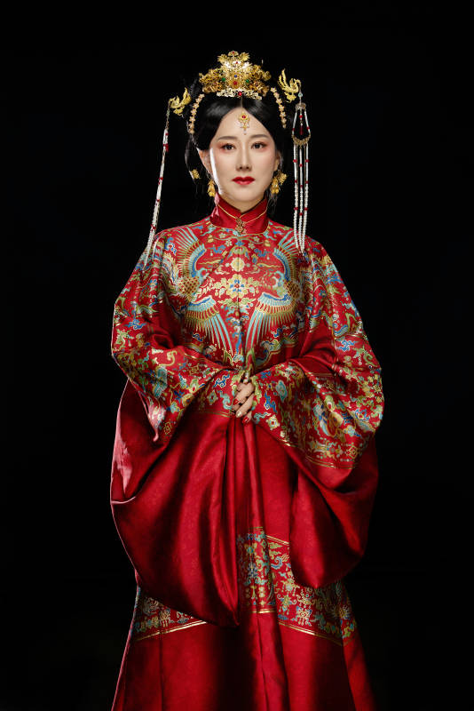 黑色背景下穿着中国明朝明制汉服服饰的女性图片