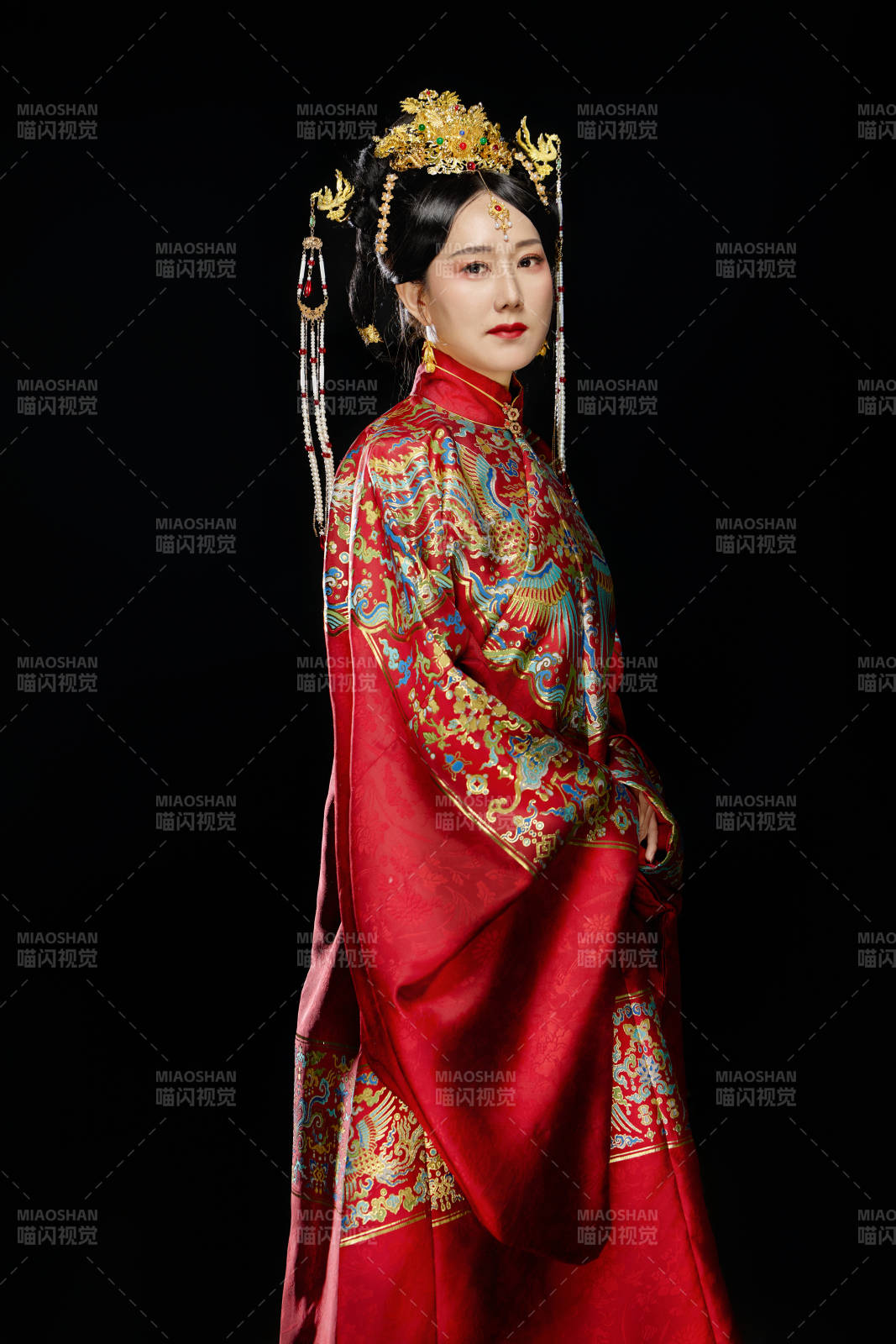 黑色背景下穿着中国明朝明制汉服服饰的女性图片