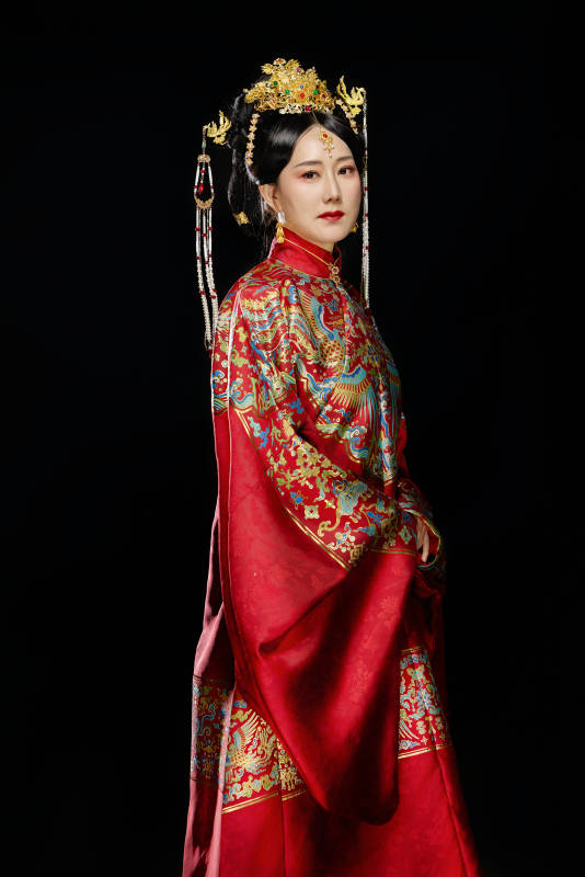 黑色背景下穿着中国明朝明制汉服服饰的女性图片