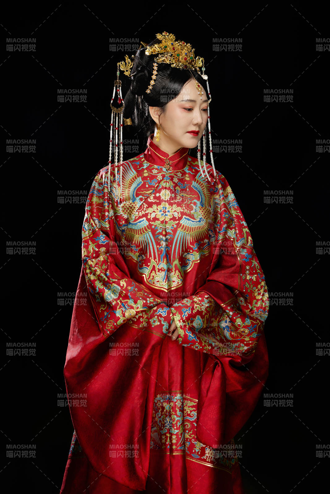 黑色背景下穿着中国明朝明制汉服服饰的女性图片