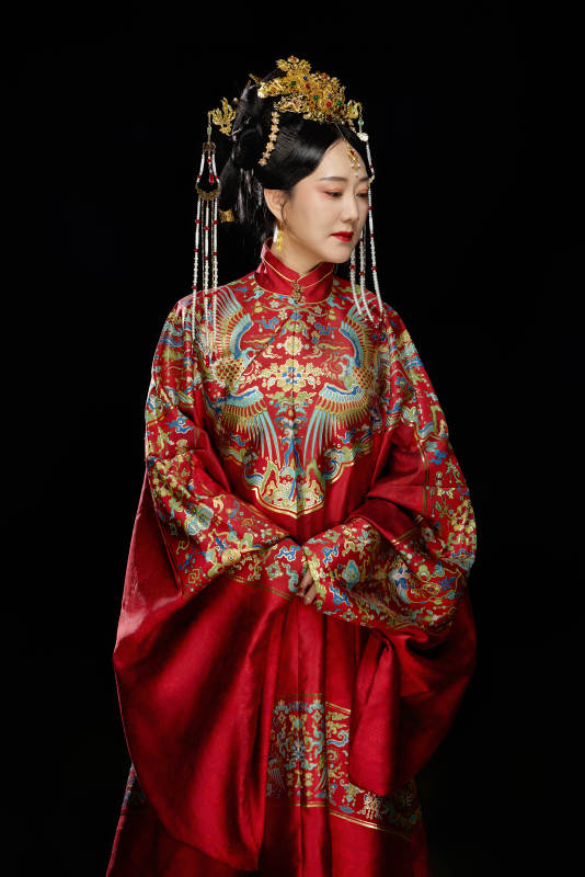 黑色背景下穿着中国明朝明制汉服服饰的女性图片