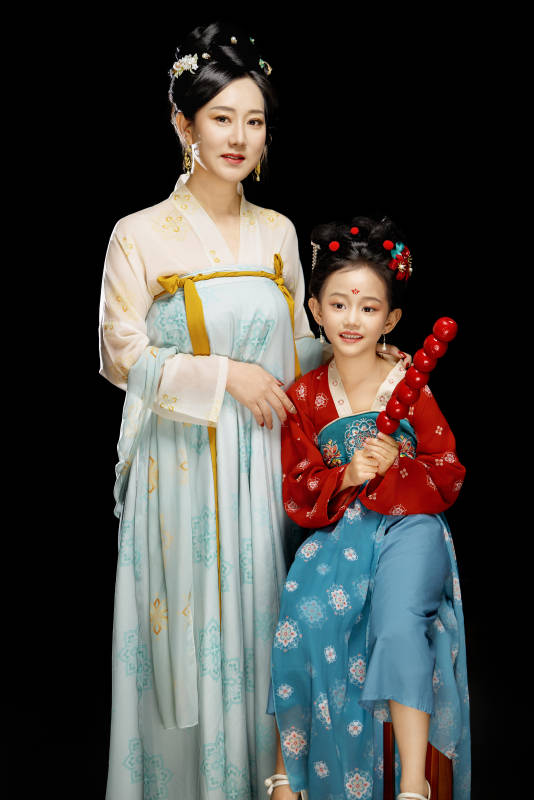 黑色背景下汉服装扮的中国母女亲子人像图片