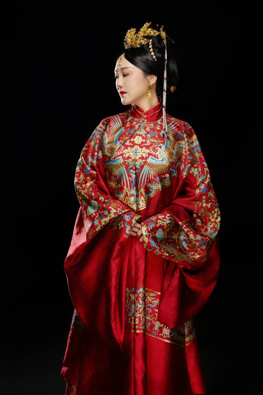 黑色背景下穿着中国明朝明制汉服服饰的女性图片