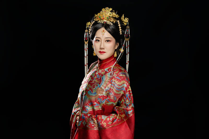 黑色背景下穿着中国明朝明制汉服服饰的女性图片