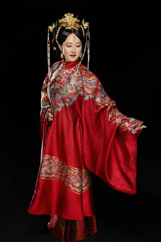 黑色背景下穿着中国明朝明制汉服服饰的女性图片